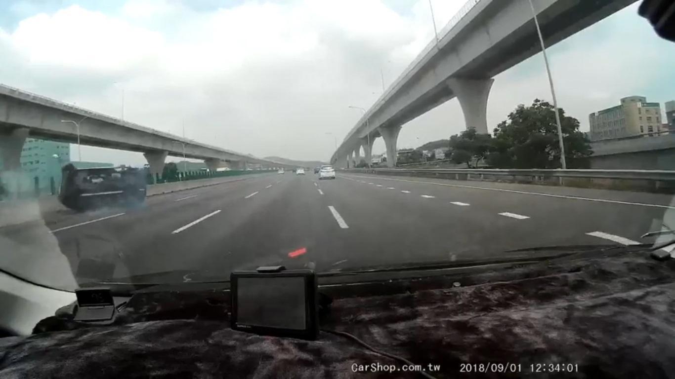 該車輛因失控翻覆,所幸駕駛只有輕傷。(翻攝畫面)