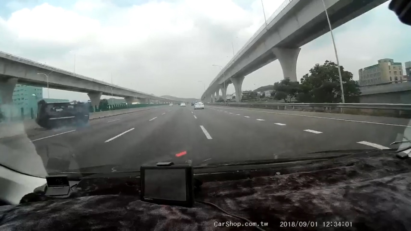 該車輛因失控翻覆,所幸駕駛只有輕傷。(翻攝畫面)