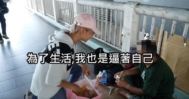 小玉到超商購買3萬多元的物品分送給街友。(翻攝自小玉Youtube)
