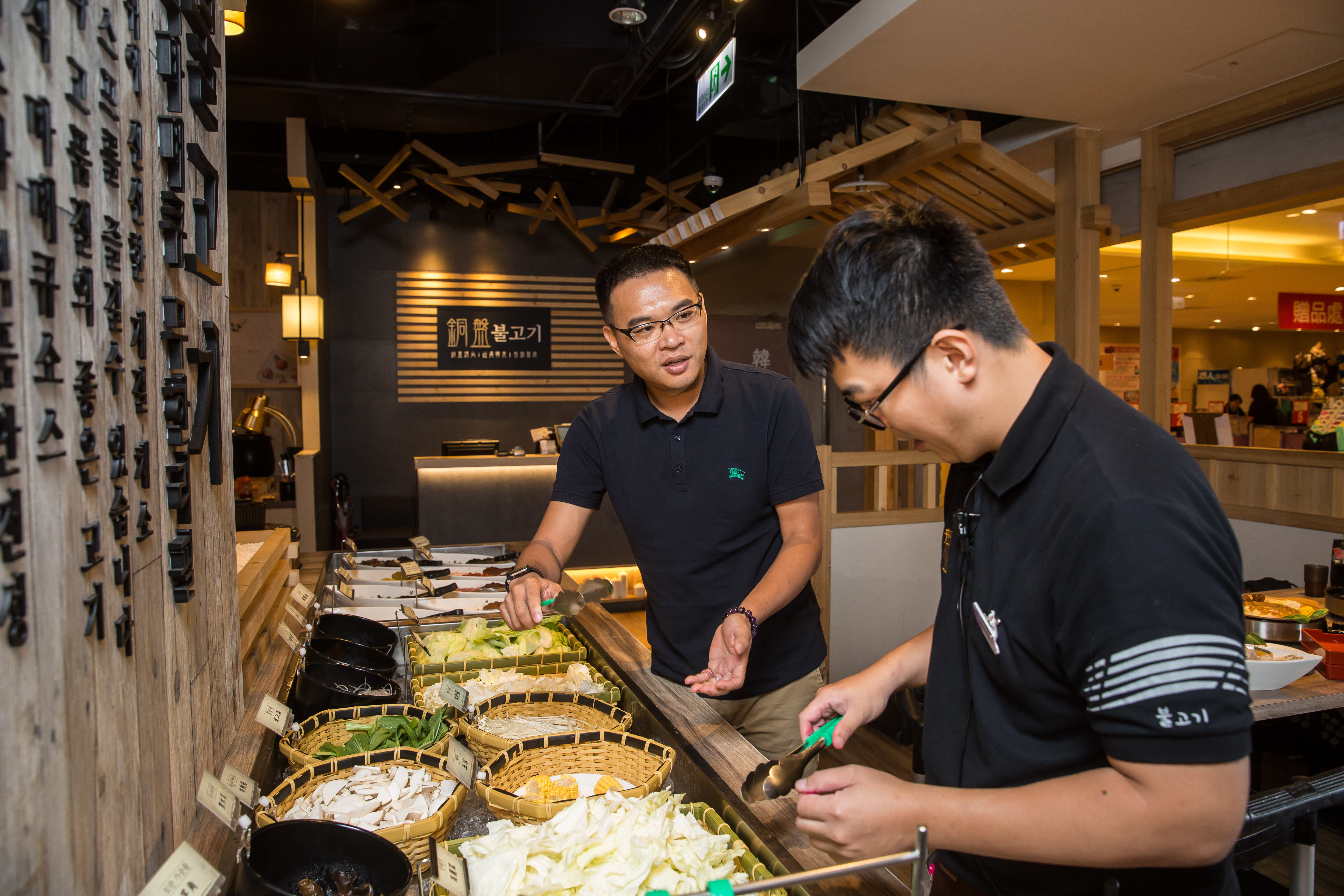 吳柏勳從基層做起，至今巡店看到員工忙不過來，他也會主動幫忙，沒有董事長架子。