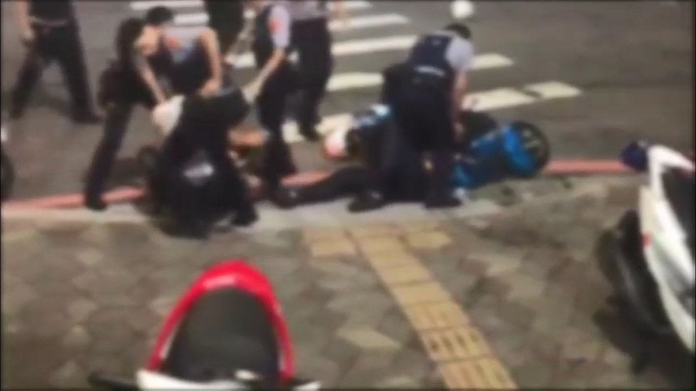 被逮捕時，屁孩的囂張氣燄立刻消失。（翻攝畫面）