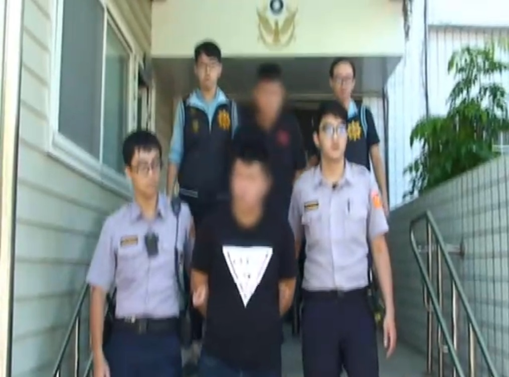 屁孩在派出所外囂張挑釁,最後被警方制伏。(翻攝畫面)