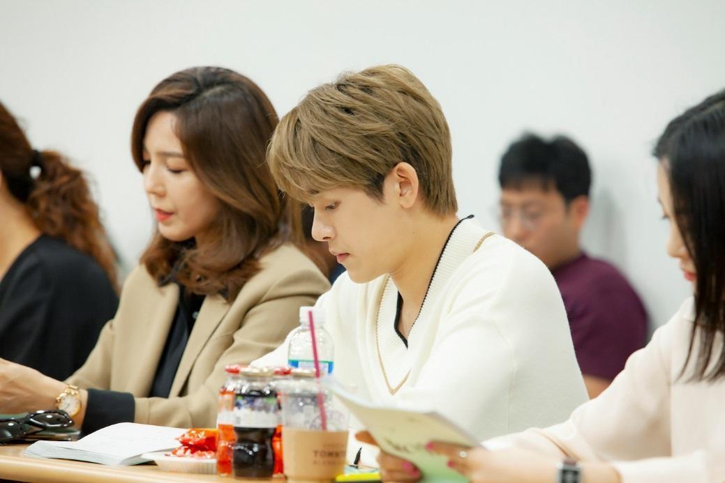 前INFINITE團員Hoya(中)回歸,在新戲《馬成的喜悅》中與崔振赫、宋罡昀演繹三角戀。(KKTV提供)