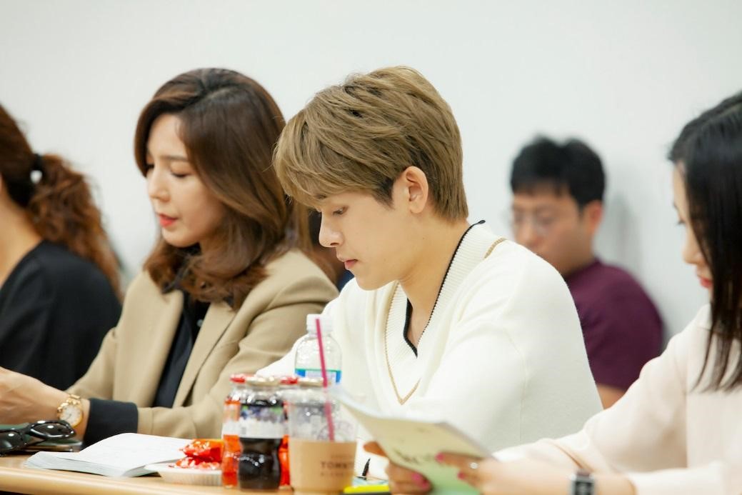 前INFINITE團員Hoya(中)回歸,在新戲《馬成的喜悅》中與崔振赫、宋罡昀演繹三角戀。(KKTV提供)