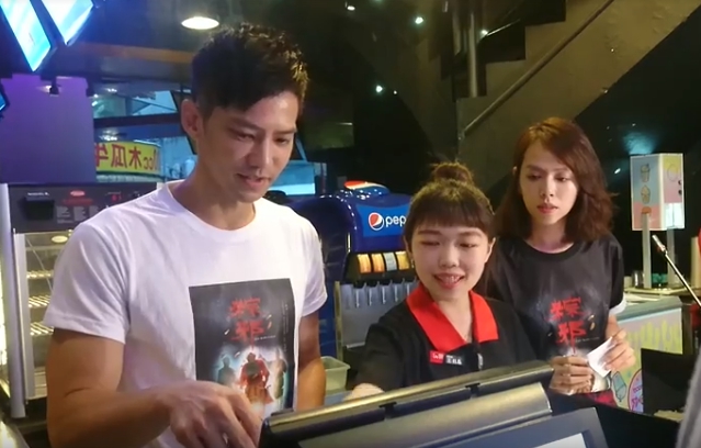 鄒承恩（左）與夏于喬（右）前進戲院擔任一日售票員，替電影催票，但操作收銀機不熟，還需要工作人員救援。（華影國際提供）