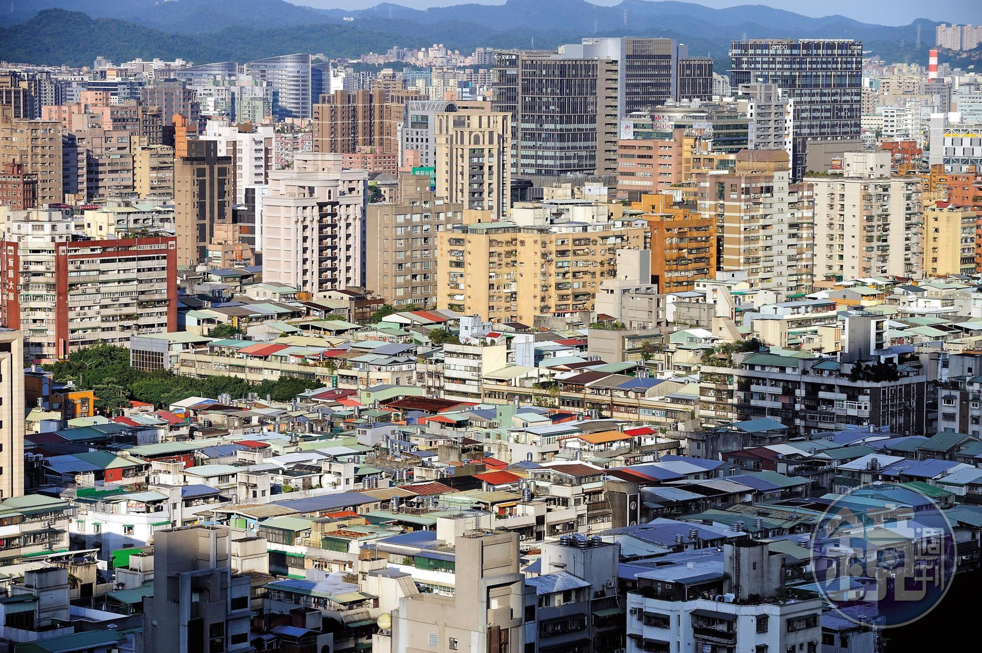 台灣目前30年以上的老屋高達384萬戶,一旦遭遇重大震災,後果不堪設想。圖中是台北市老舊公寓與新型大樓形成強烈對比。