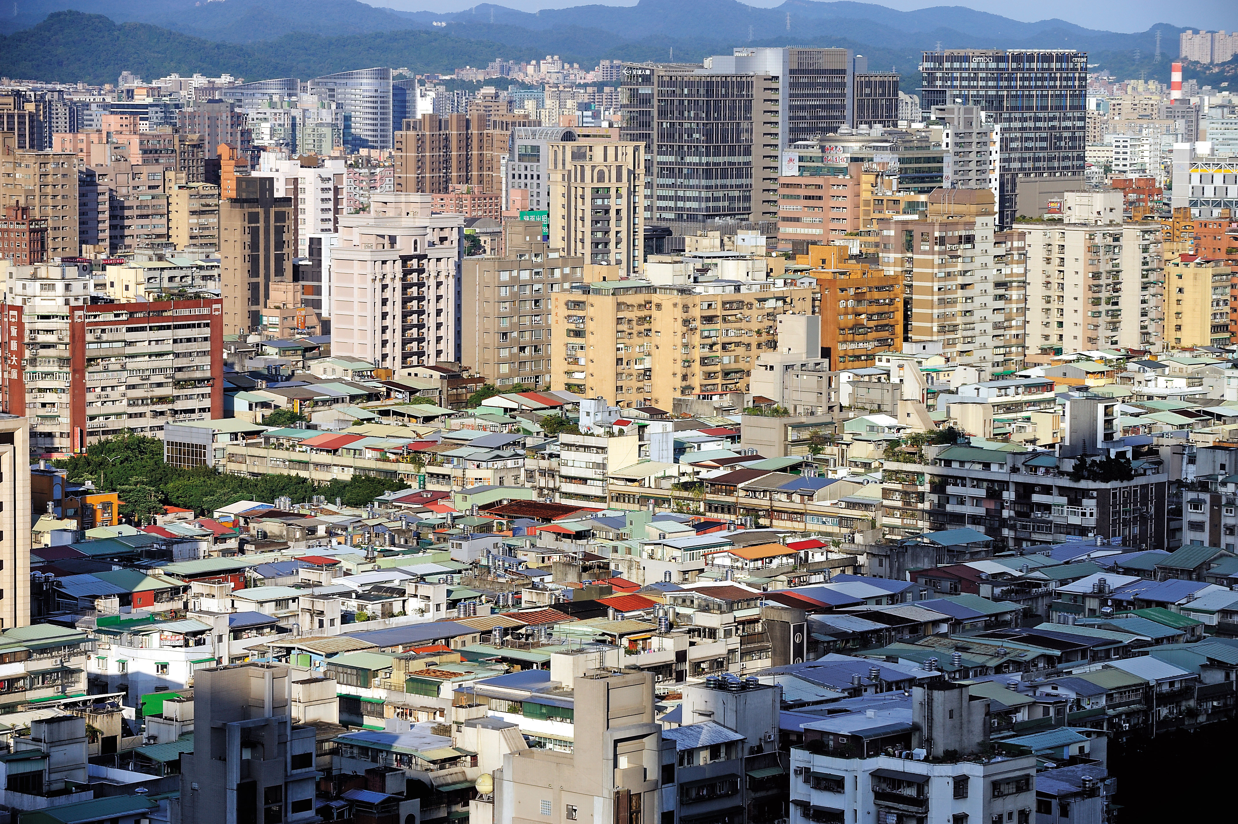 台灣目前30年以上的老屋高達384萬戶,一旦遭遇重大震災,後果不堪設想。圖中是台北市老舊公寓與新型大樓形成強烈對比。
