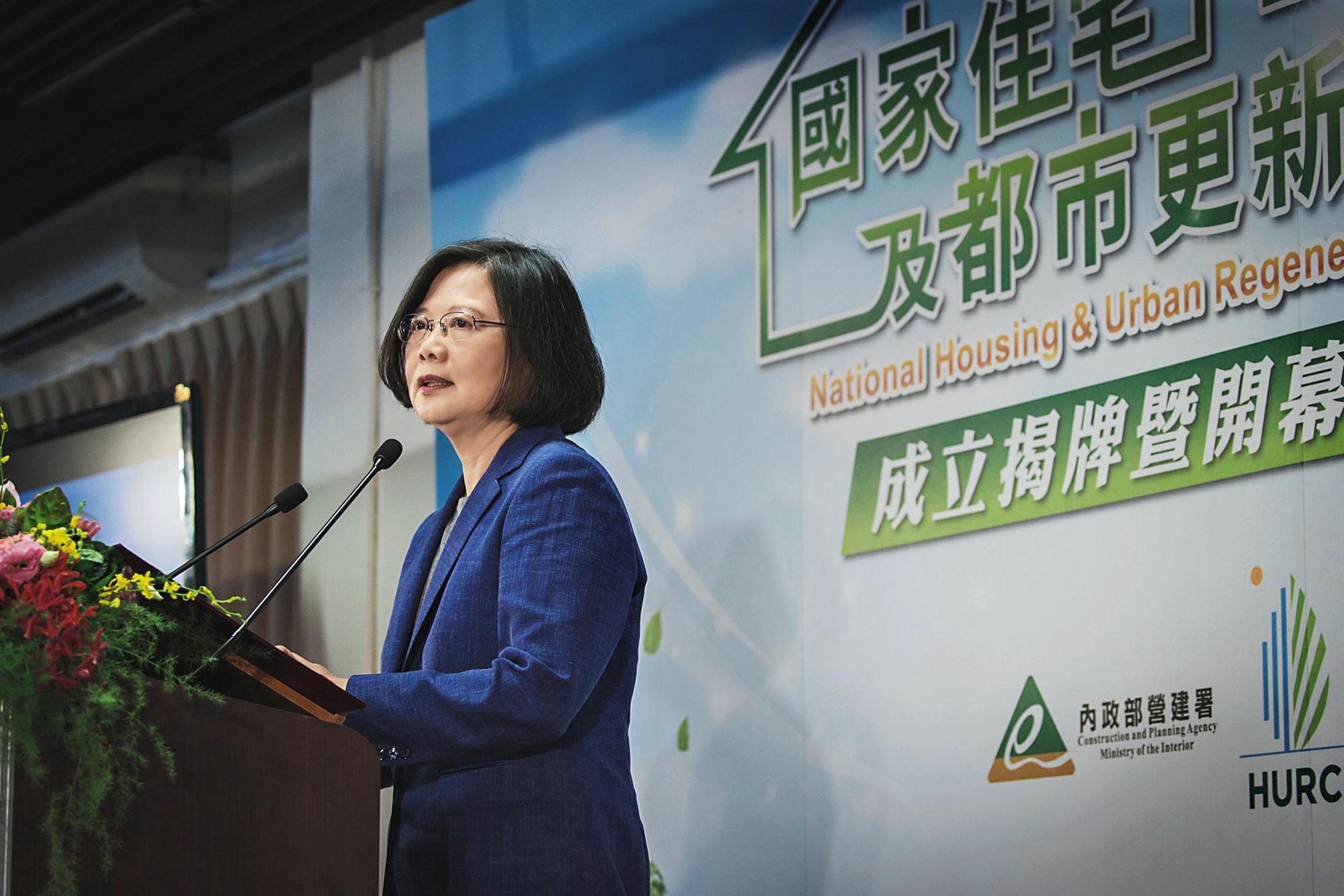 總統蔡英文的競選政見中，8年要完成20萬戶只租不賣的社會住宅，內政部長徐國勇有信心第1階段4萬戶可以提早1年達標，並開始規劃第2階段。（總統府提供）