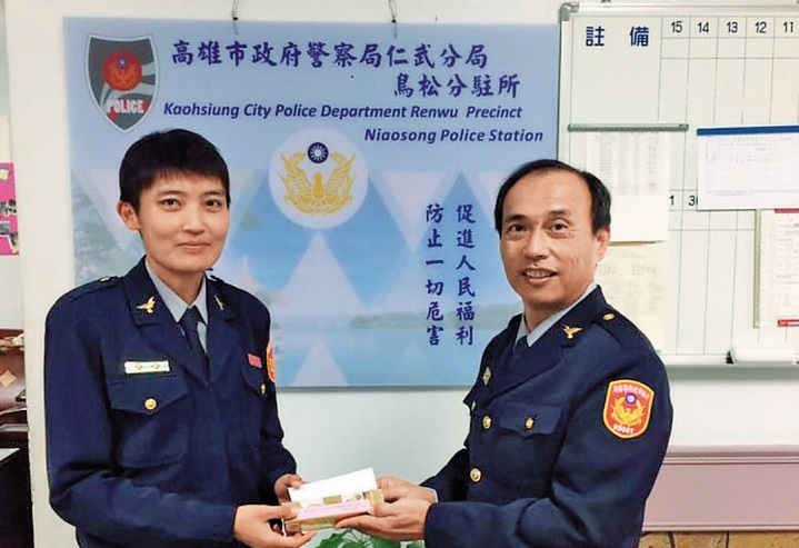 紀淑如（左）仗著與分局長李金龍（右）的特殊關係恃寵而驕，1年內浮報嘉獎高達600多次。（翻攝仁武分局波麗士臉書）