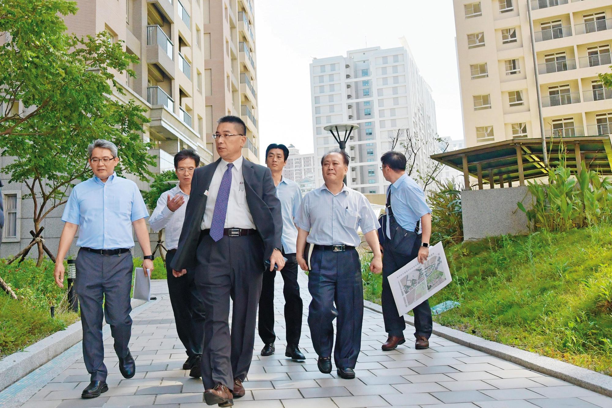 內政部長徐國勇與次長花敬群一起視察林口社會住宅,其已由物業管理公司接手,11月開始入住,將是社會住宅政策的重要示範點。(內政部提供)