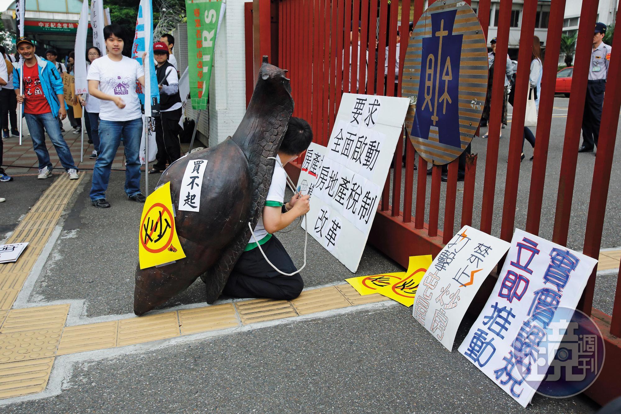 都會區房價居高不下,年輕人買不起房,內政部長徐國勇認為,這是結婚率與生育率不佳的主因,因此將先推行社會住宅與包租代管,讓年輕人輕鬆租好房。