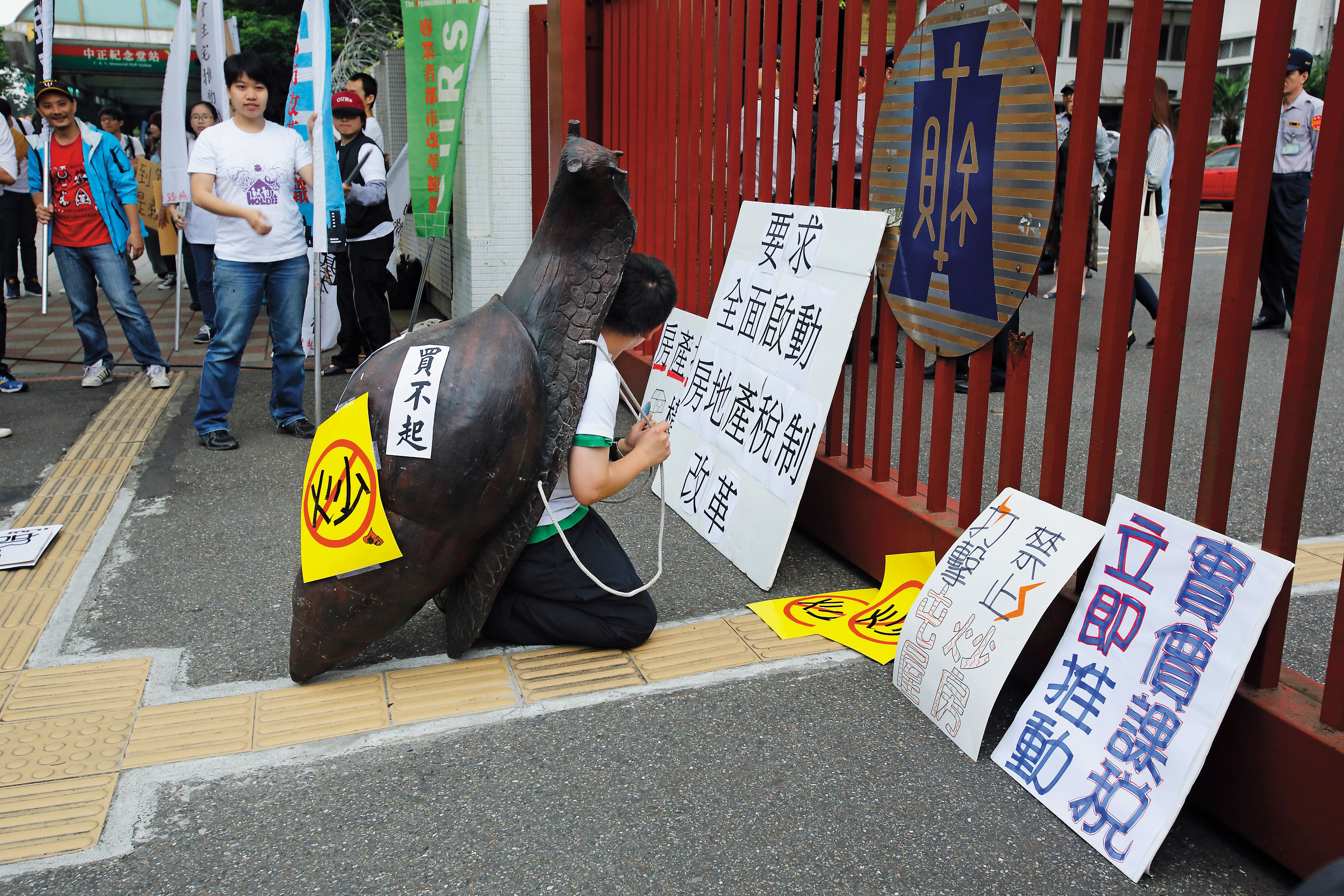 都會區房價居高不下，年輕人買不起房，內政部長徐國勇認為，這是結婚率與生育率不佳的主因，因此將先推行社會住宅與包租代管，讓年輕人輕鬆租好房。