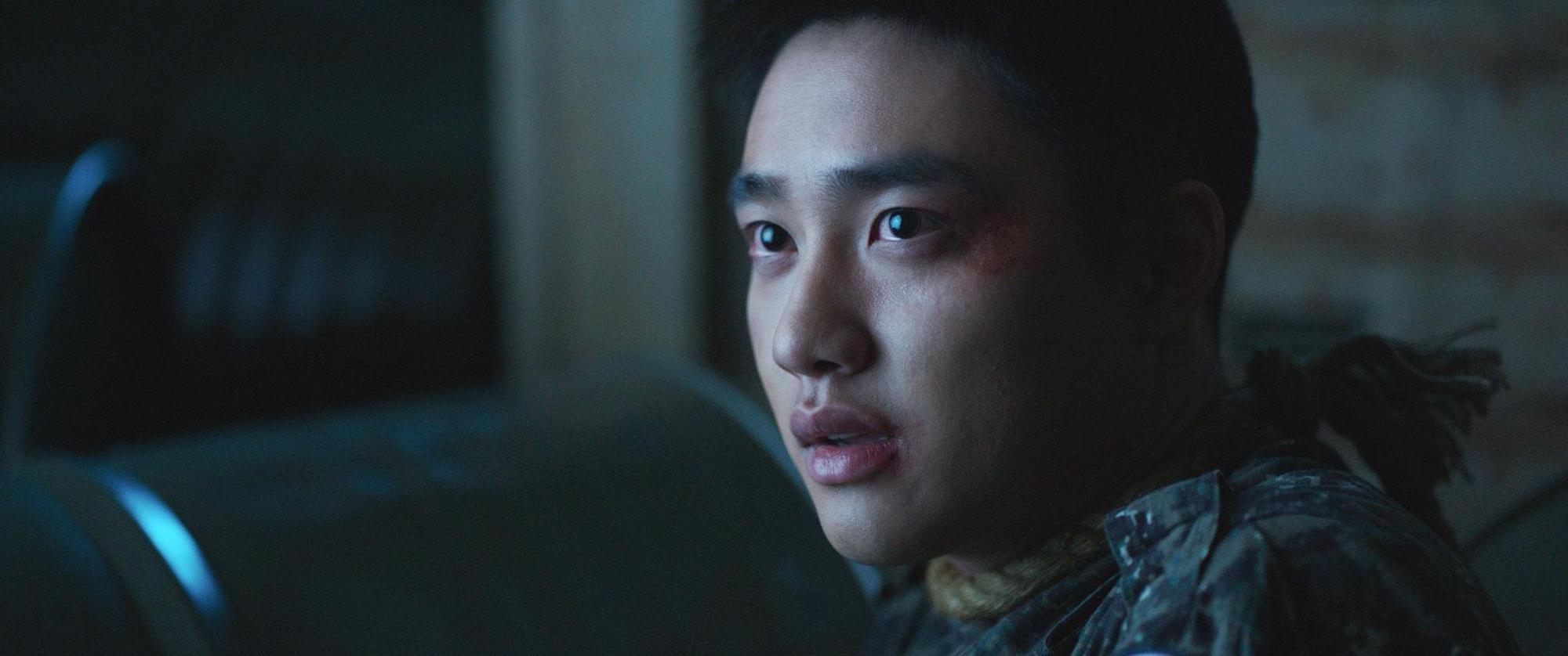 偶像男星D.O.都敬秀，在《與神同行》系列中飾演關懷兵「元東淵」，是金容華導演刻意使用監製的姓名。（采昌國際多媒體提供）