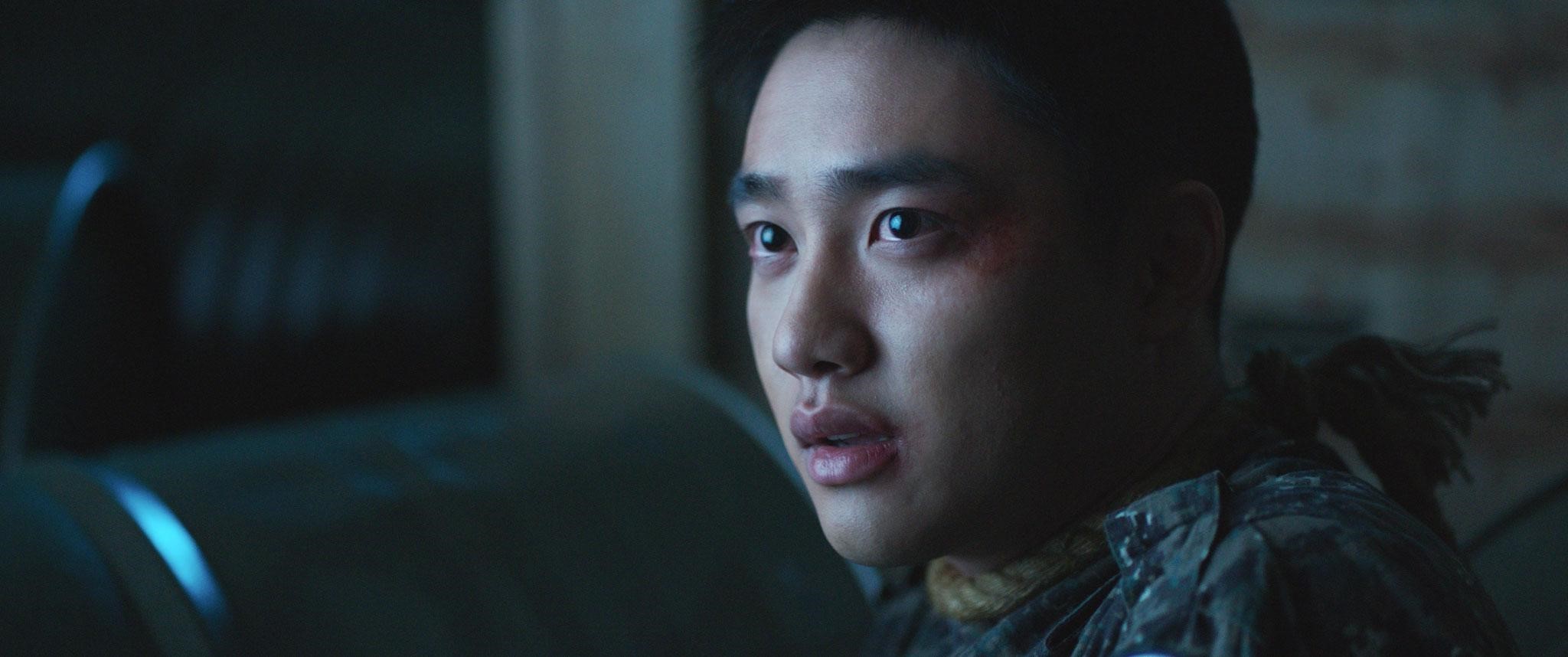 偶像男星D.O.都敬秀，在《與神同行》系列中飾演關懷兵「元東淵」，是金容華導演刻意使用監製的姓名。（采昌國際多媒體提供）