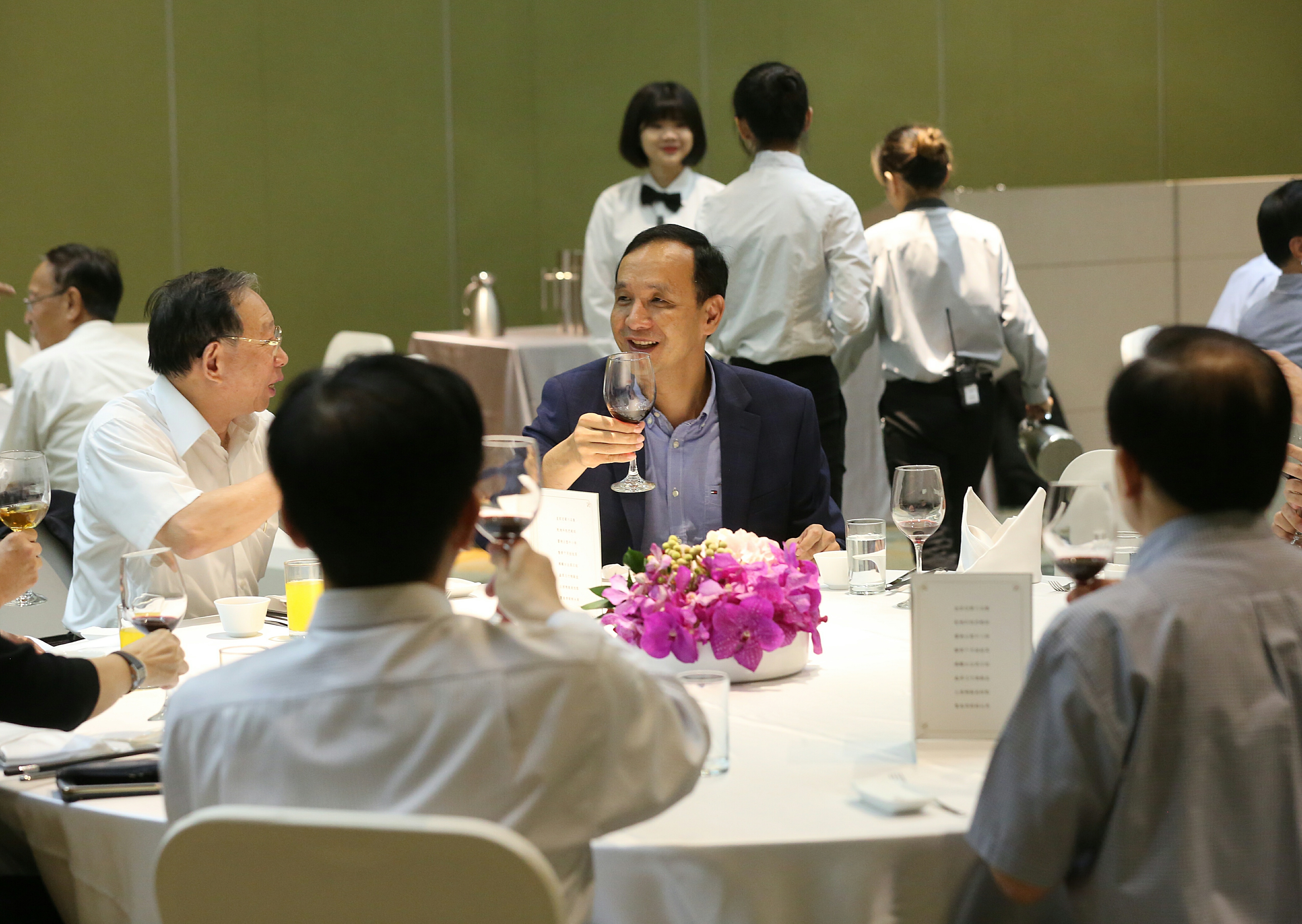 新北市長朱立倫今宴請他擔任國民黨主席時黨務主管與各縣市黨部主委，被外界解讀備戰2020大選。