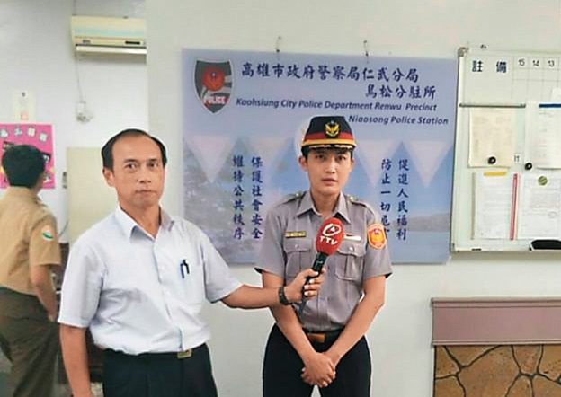 前高雄市仁武分局長李金龍（左）對紀淑如（右）疼愛有加，甚至在記者會時主動為紀拿麥克風，遭警界議論敗壞官箴。（翻攝臉書）