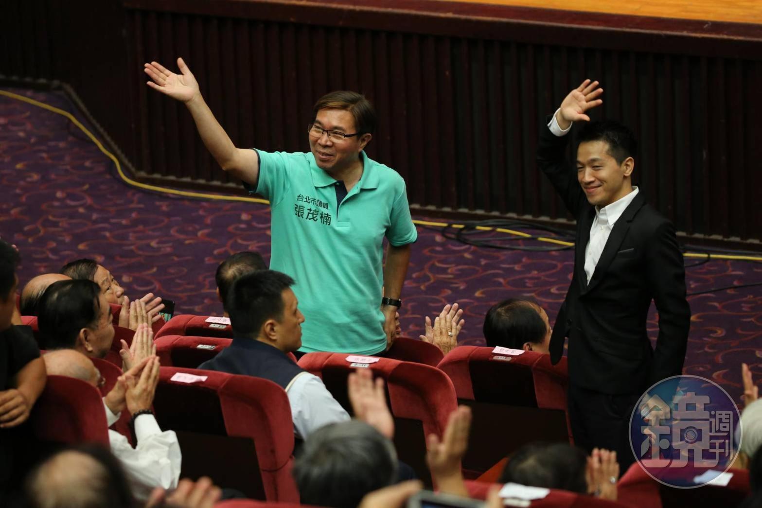 蔡英文要在場議員參選人起立,但現場僅議員張茂楠、何志偉2人,何還沒有參選年底選戰。
