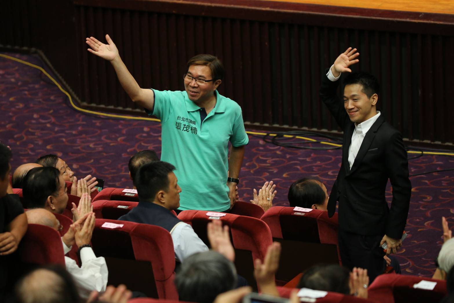 蔡英文要在場議員參選人起立，但現場僅議員張茂楠、何志偉2人，何還沒有參選年底選戰。