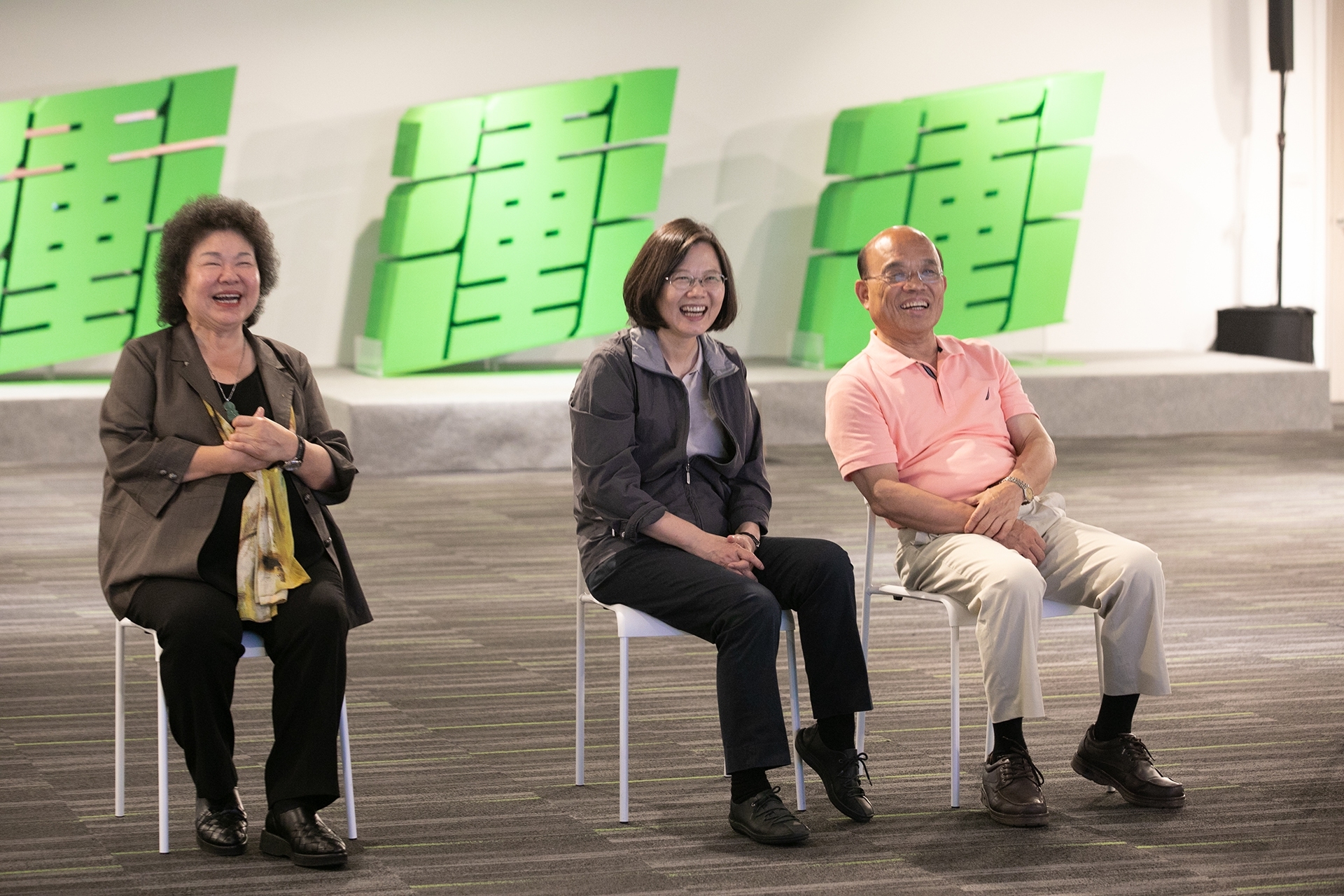 總統蔡英文（中）、總統府秘書長陳菊（左）昨晚到民進黨新北市長參選人蘇貞昌競選辦公室探視。（蘇貞昌辦公室提供）