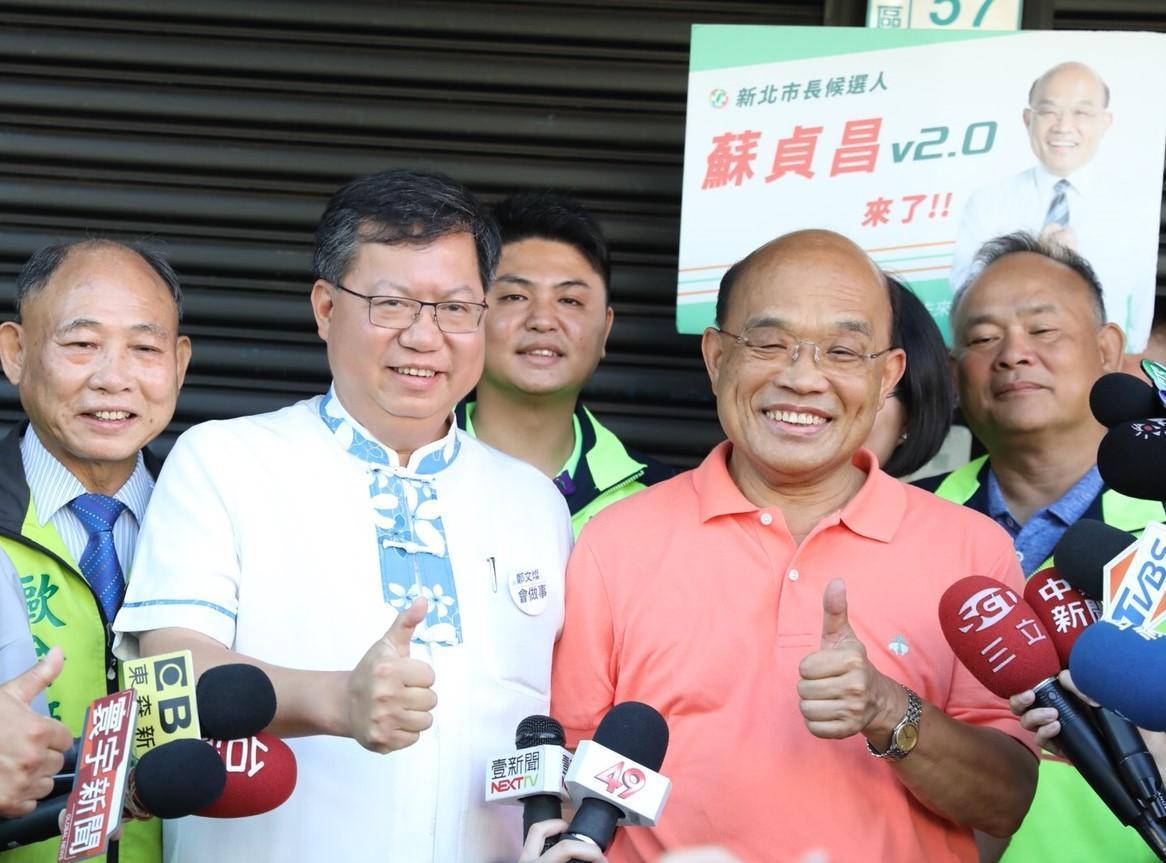 桃園市長鄭文燦今與民進黨新北市長參選人蘇貞昌一同前往鶯歌市場掃街。(蘇貞昌辦公室提供)