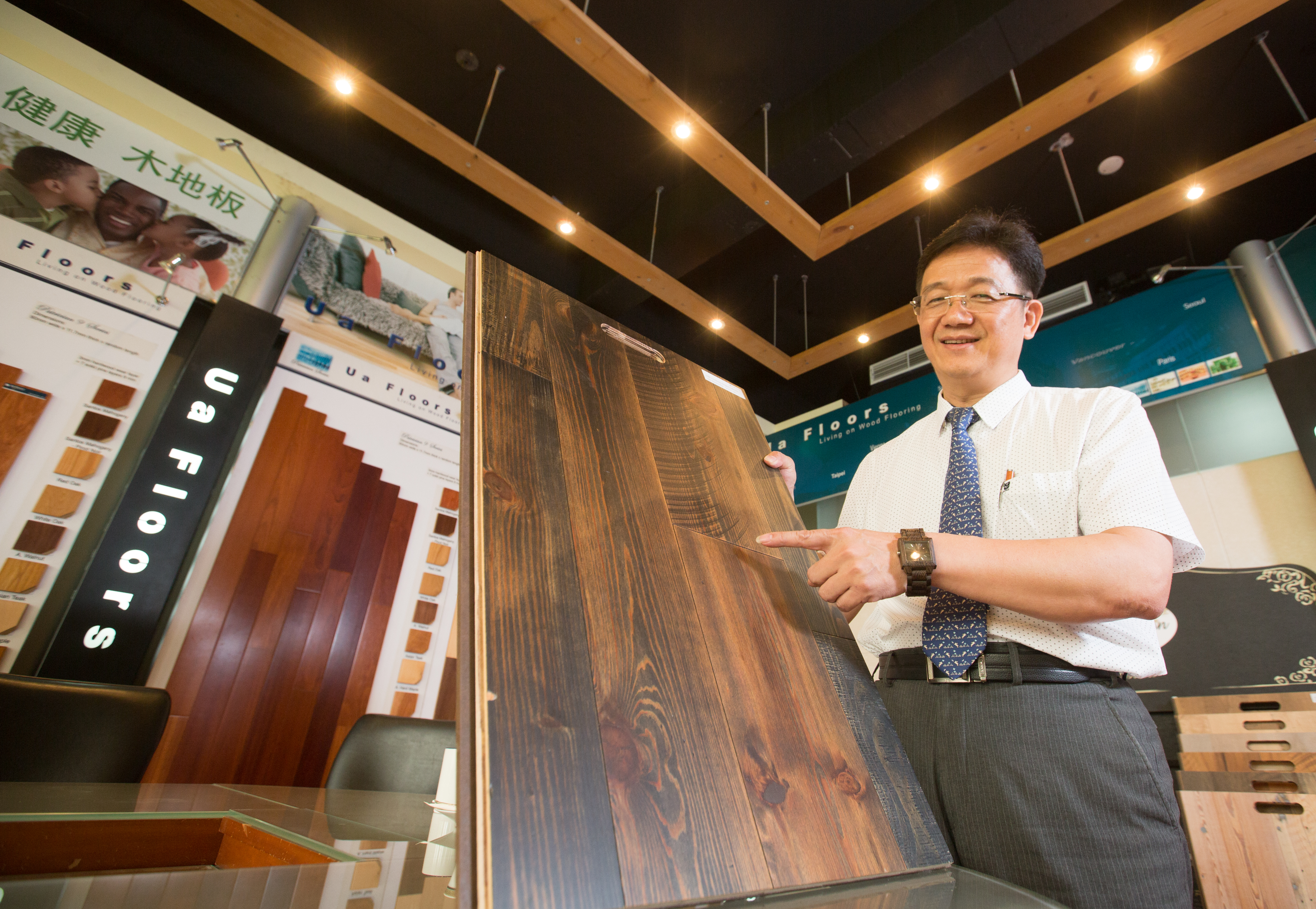 磨難其實是祝福，百年建築拆下的回收松木保有使用傷痕，經蘇振毅之手成為復刻鄉村懷舊風格的地材。