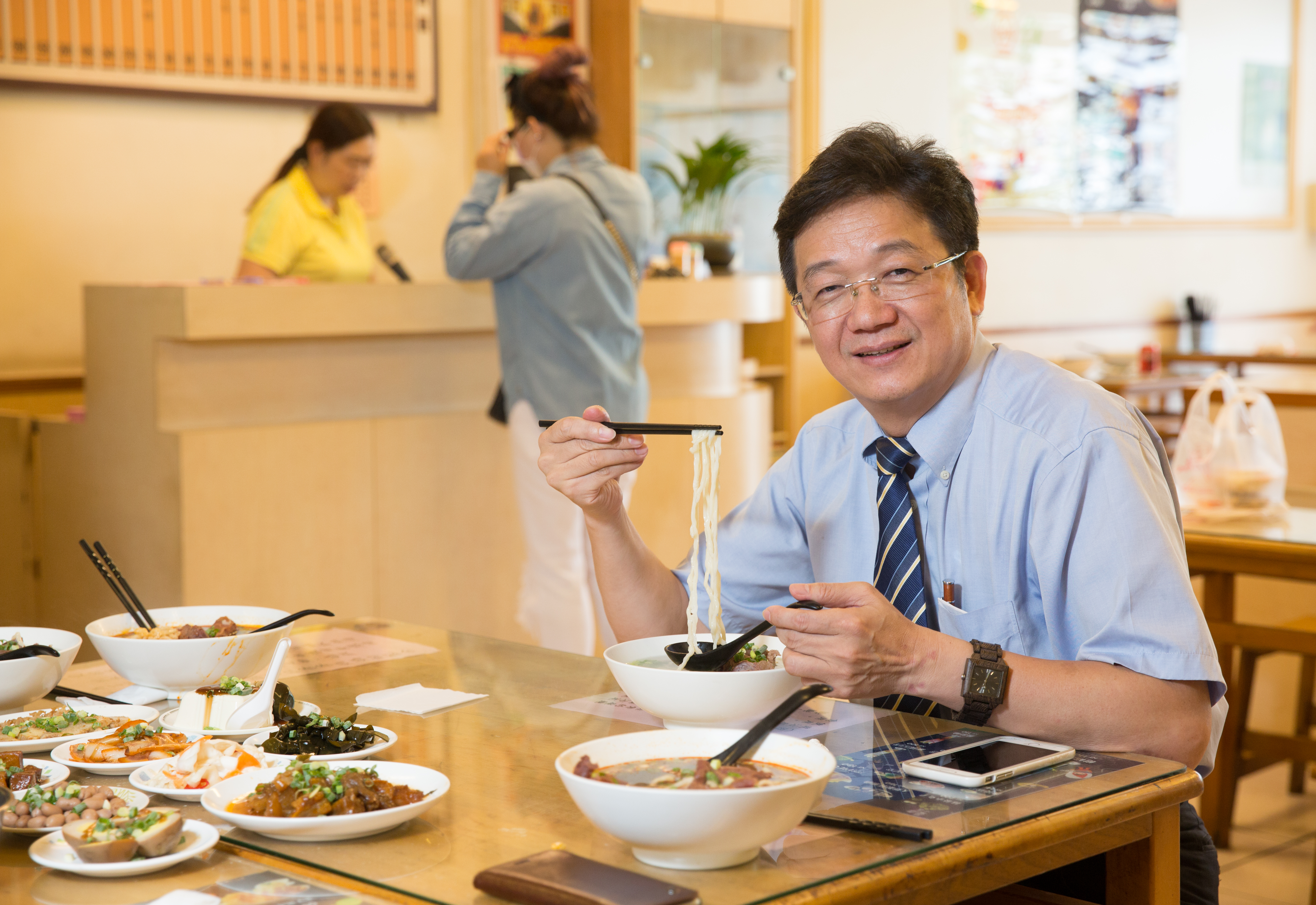 蘇振毅常帶國外客戶來品嚐台灣聲名遠播的牛肉麵，清燉紅燒各有秋色。