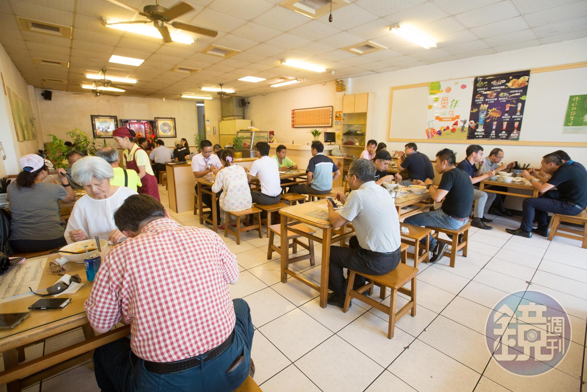 用餐時段，老謝牛肉麵座無虛席。