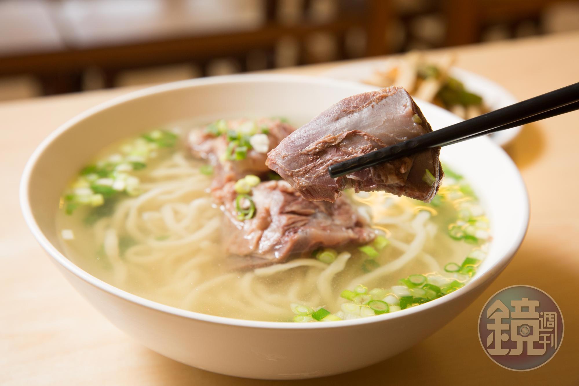 牛肉大塊不手軟，清燉湯頭清爽細緻。（清燉牛肉麵170元／碗）