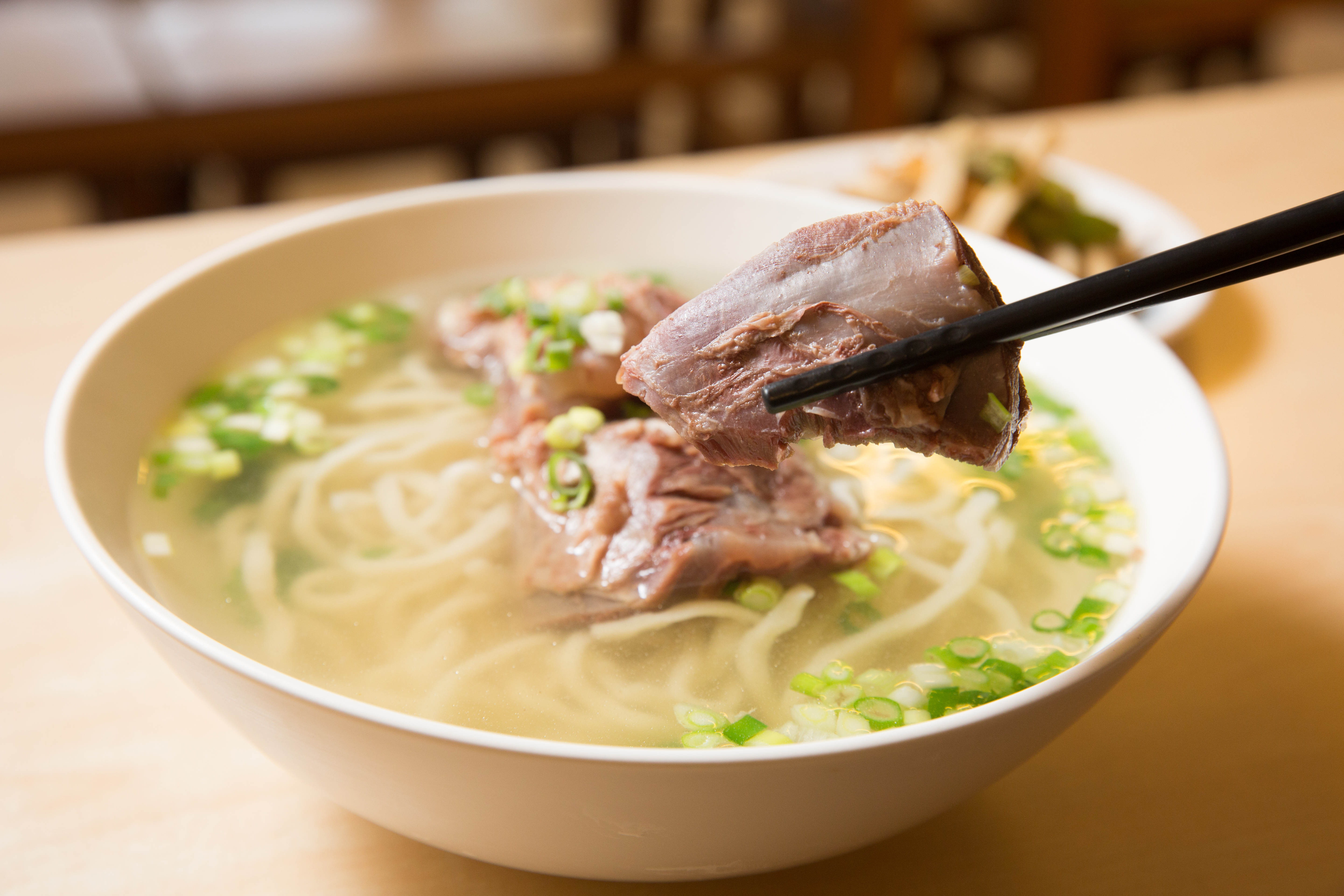 牛肉大塊不手軟，清燉湯頭清爽細緻。（清燉牛肉麵170元／碗）