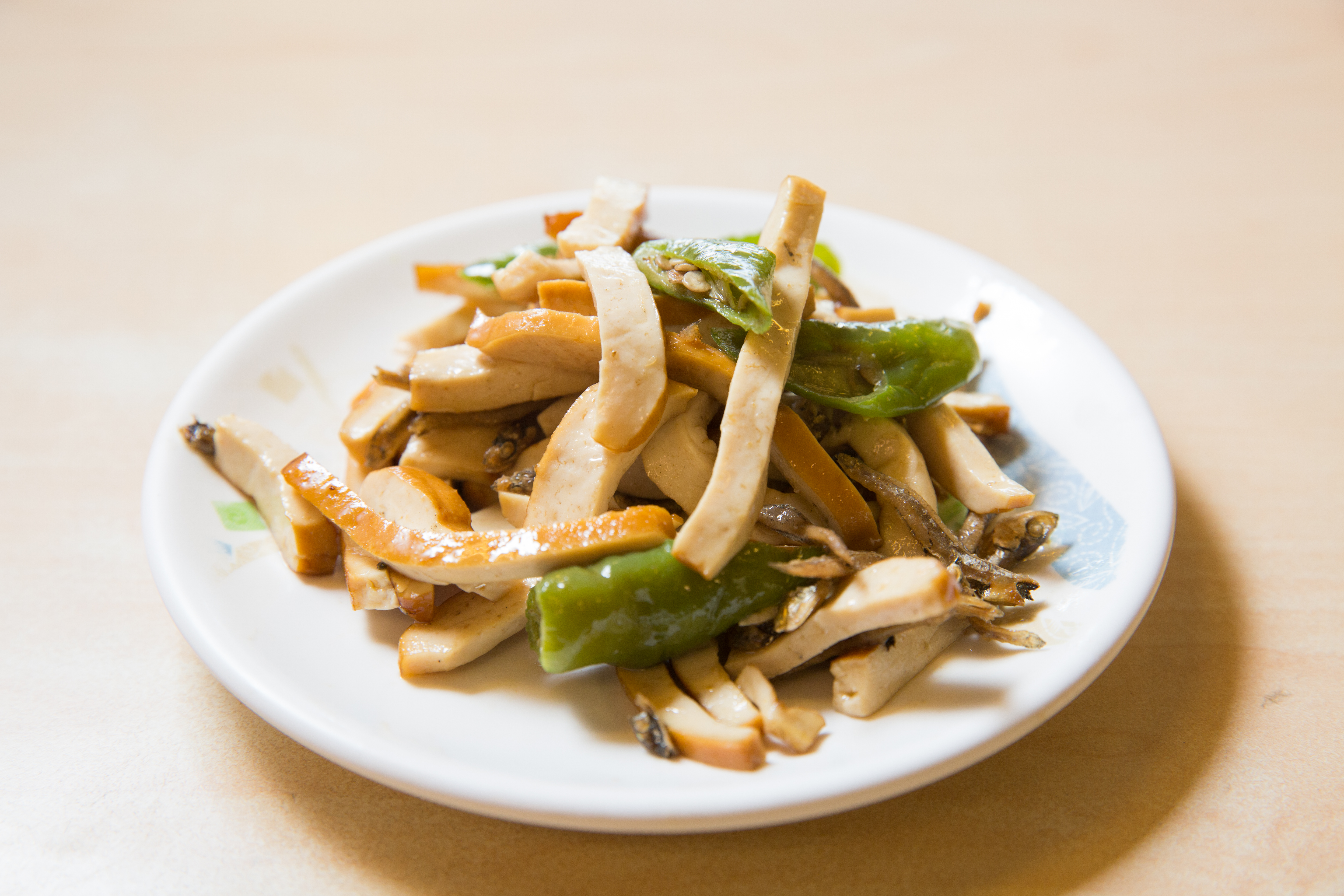 豆干嫩，小魚香，青辣椒則走小辣路線。（小魚辣椒30元／份）