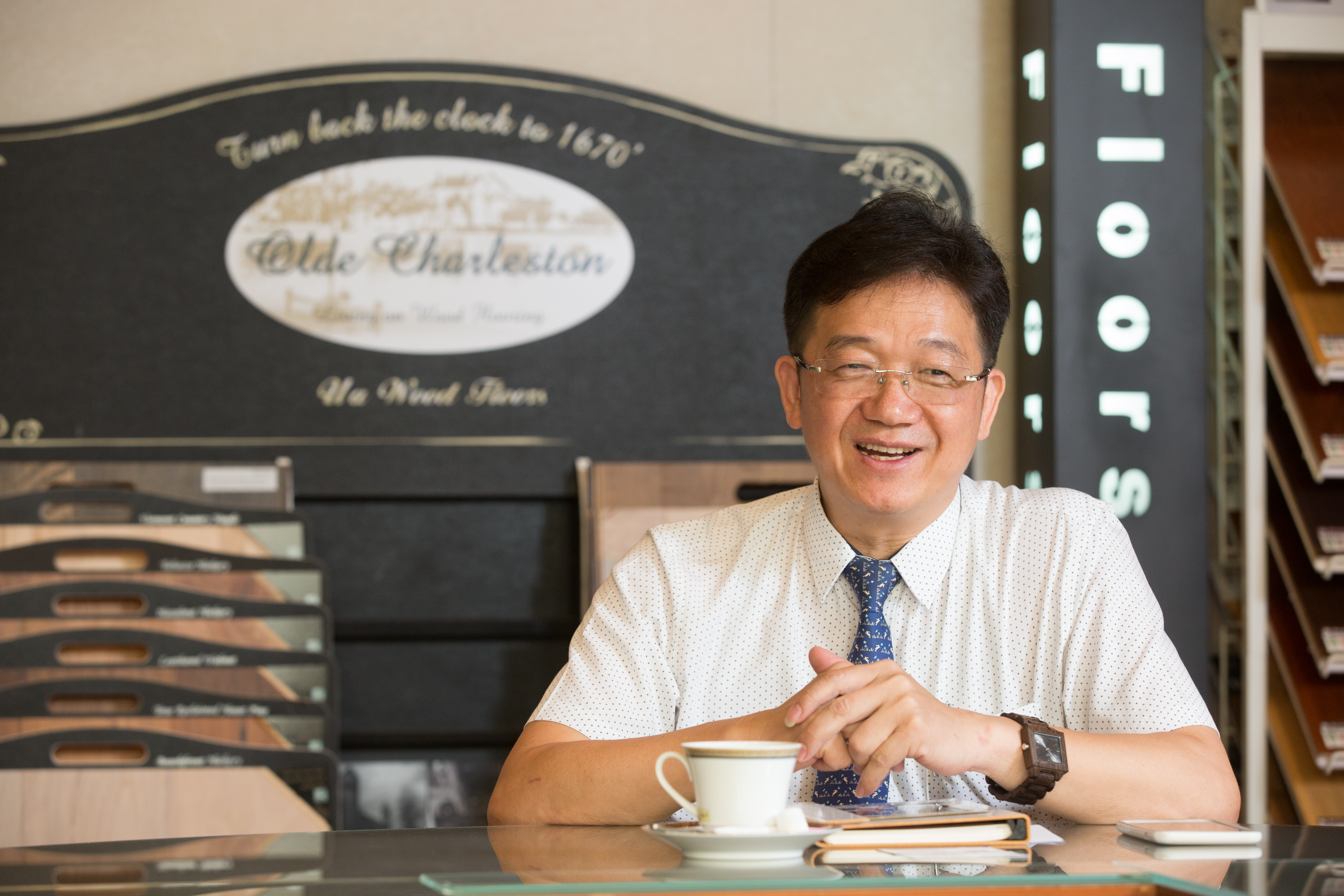 蘇振毅說起話來慢條斯理，昔日合夥人朱立勳形容他「原本個性就很沉著，也很執著」。