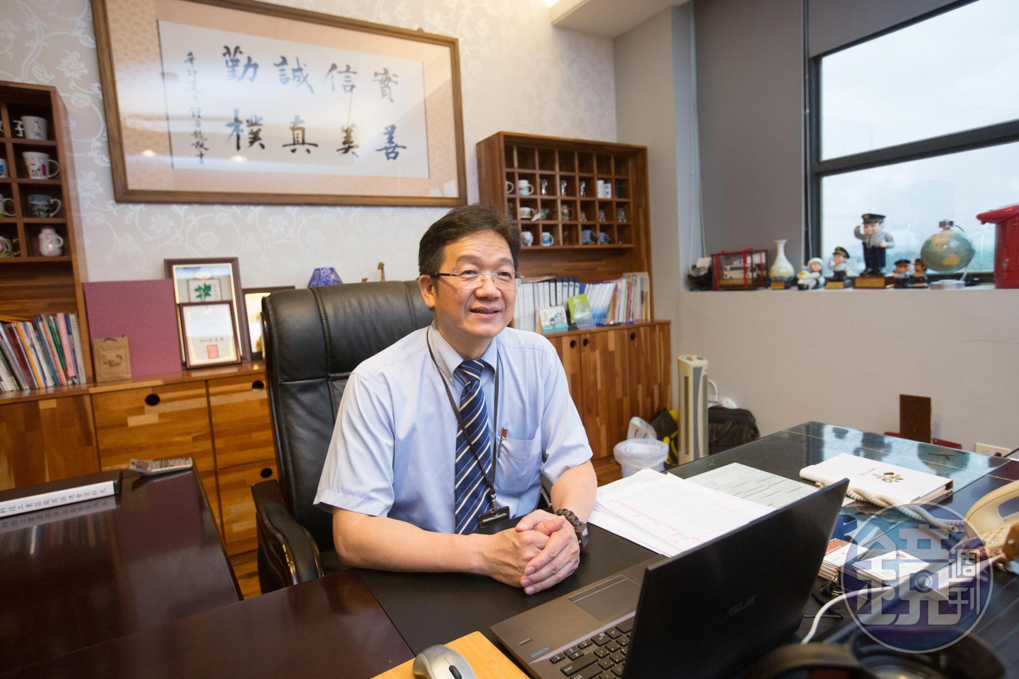蘇振毅與人為善、交遊廣，他的辦公室曾借偶像劇《哇！陳怡君》取景。
