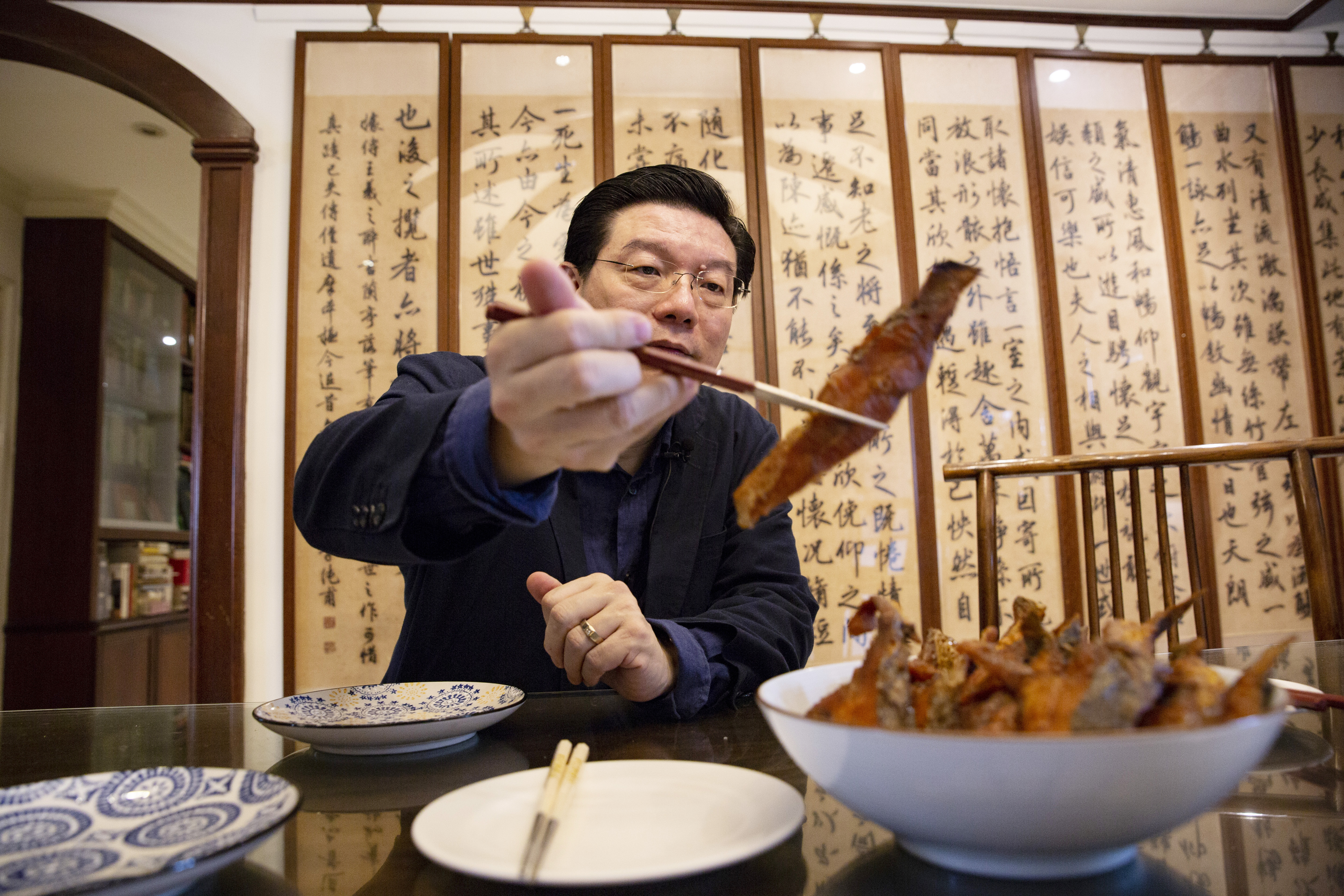 裴偉自豪的手路菜煙燻白鯧魚連朋友都愛。