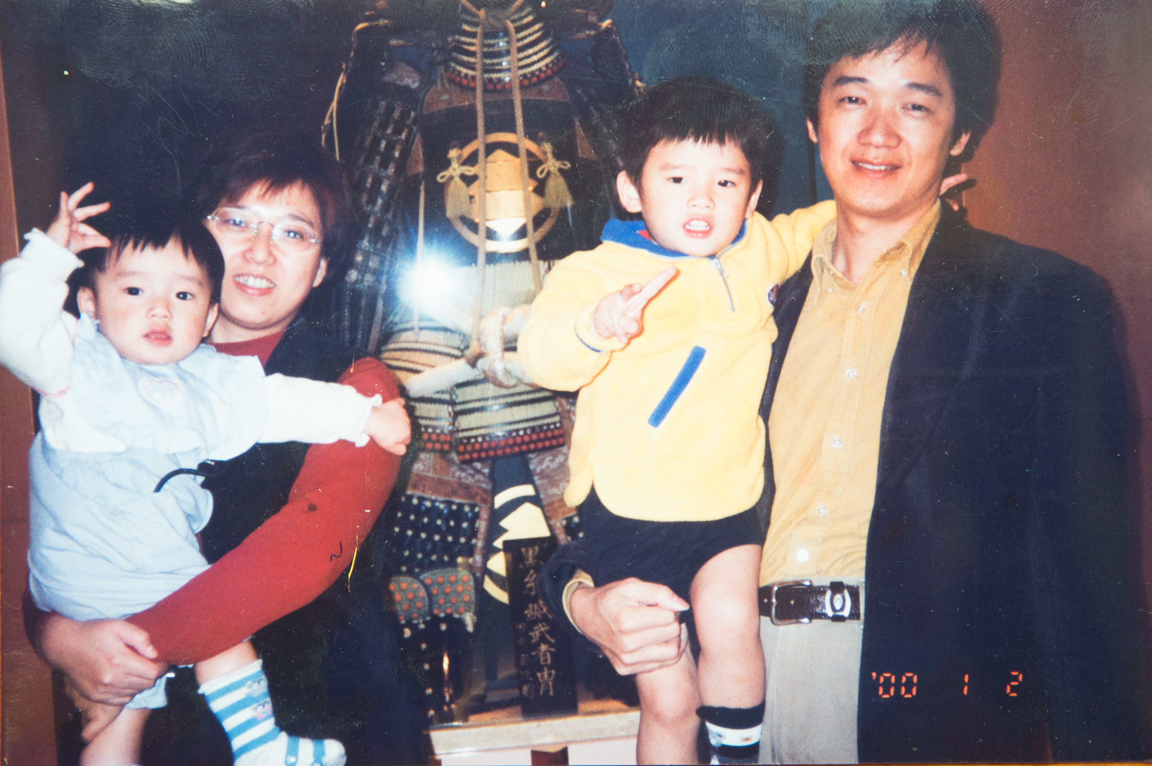 10年前蘇振毅(右)與太太取得共識,全家人一起受洗為基督徒。圖為十多年前蘇振毅全家福合照。(誌懋提供)
