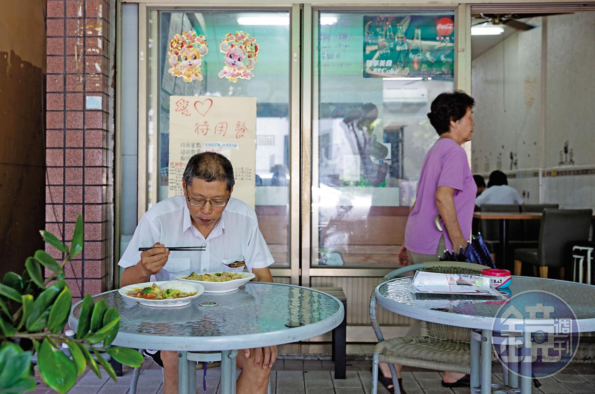 曾有近3億元資產的富商萬東平(左),如今不但露宿街頭,還靠愛心待用餐過活。