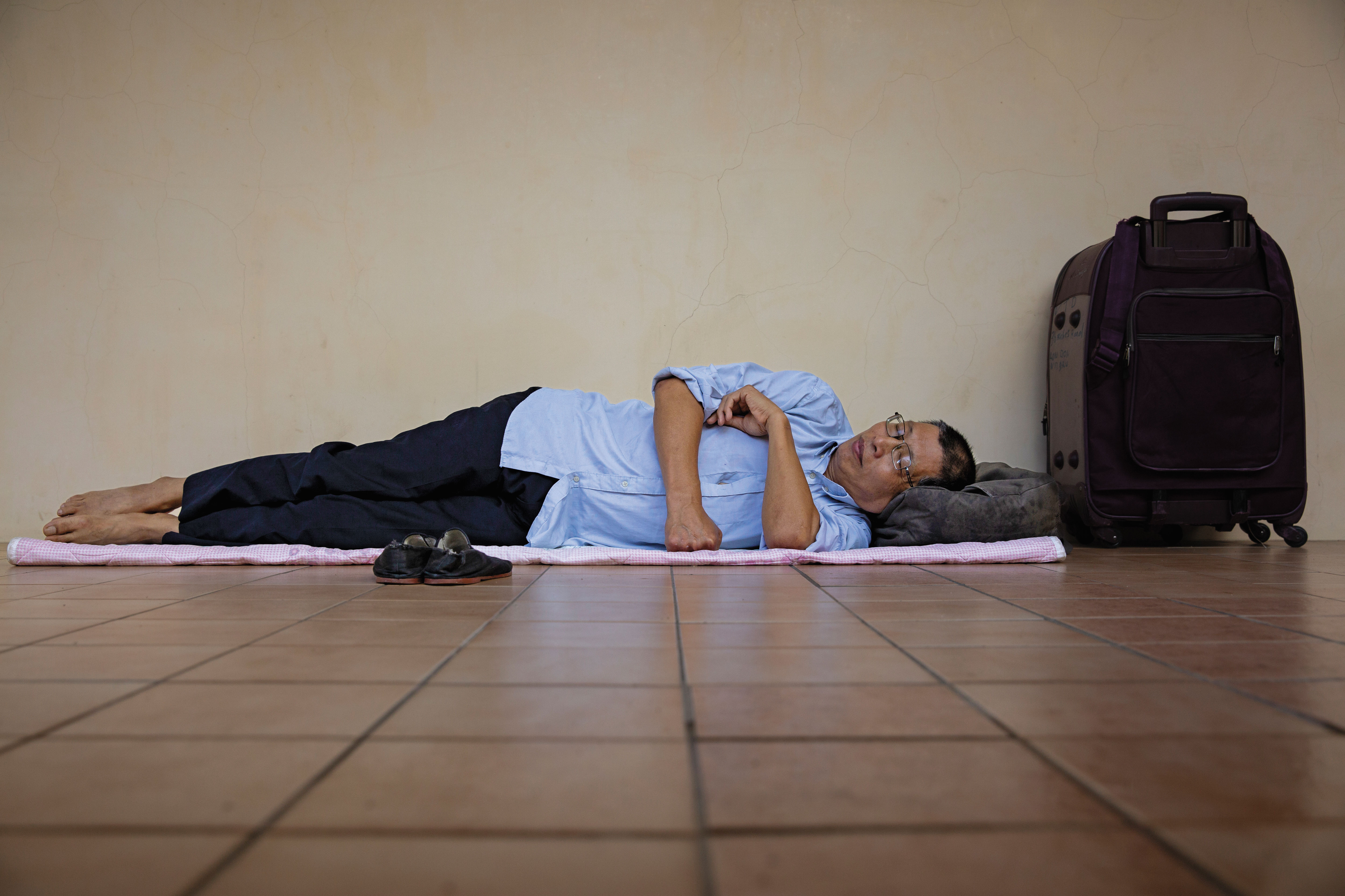 曾日進斗金的英籍富商萬東平，有時接受網友提供住宿，有時只能和街友一樣睡公園或走廊。