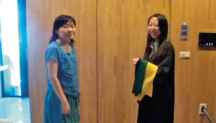 歐馨雲(左)幫女兒(右)授碩士服帶,對於與前夫萬東平債務糾紛,相當低調不願表示意見。(翻攝網路)