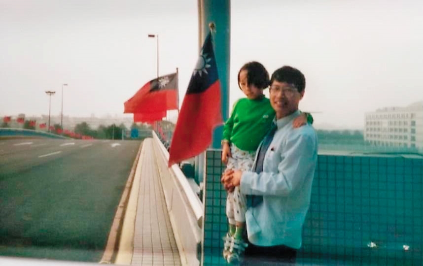 萬東平拿出二十多年前抱著女兒的照片,對比如今前妻與女兒不聞不問,相當感慨。(萬東平提供)