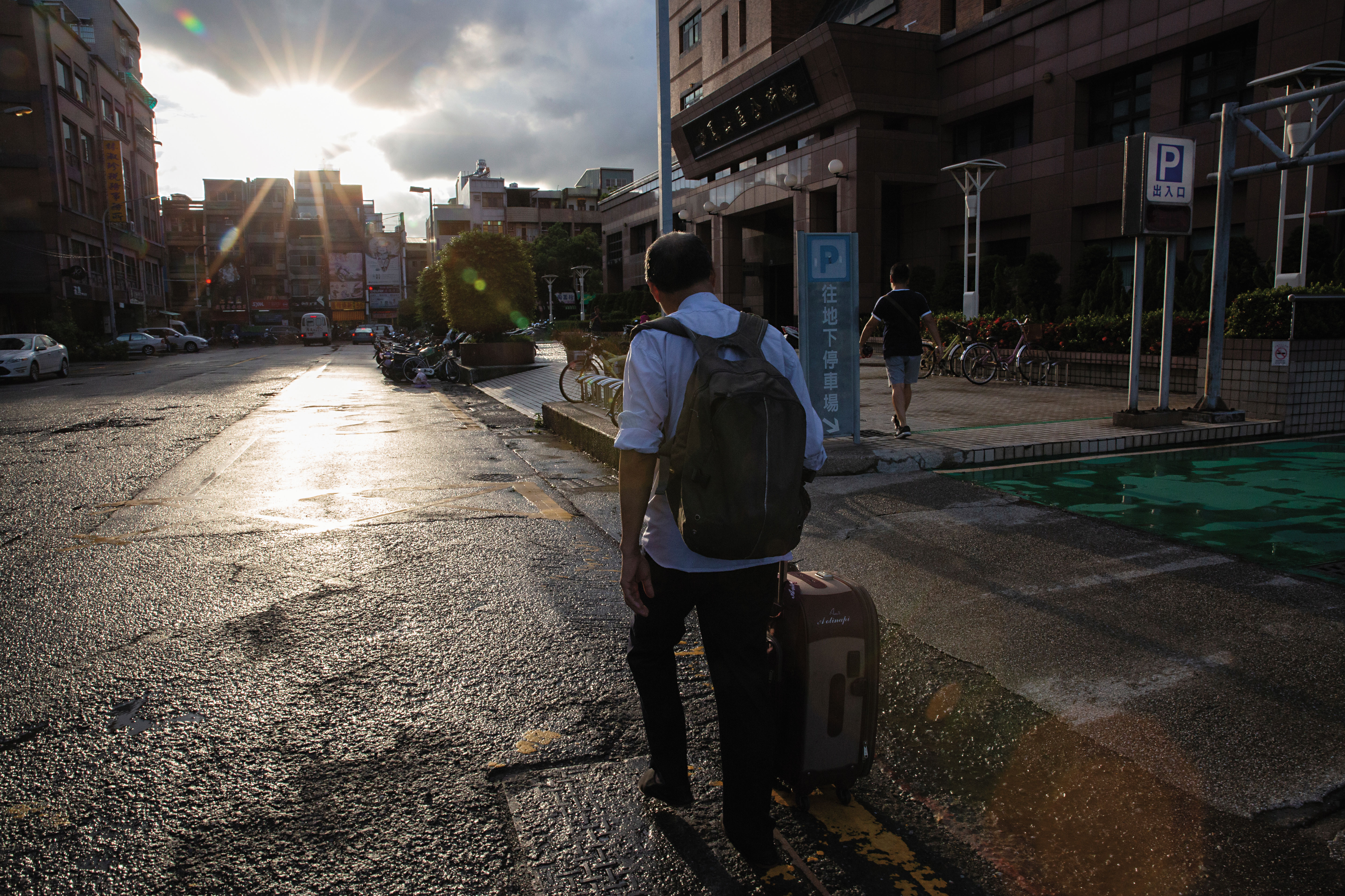 曾在英國經商致富的萬東平，因為家暴官司遭境管，本刊直擊他落魄成街友的慘況。