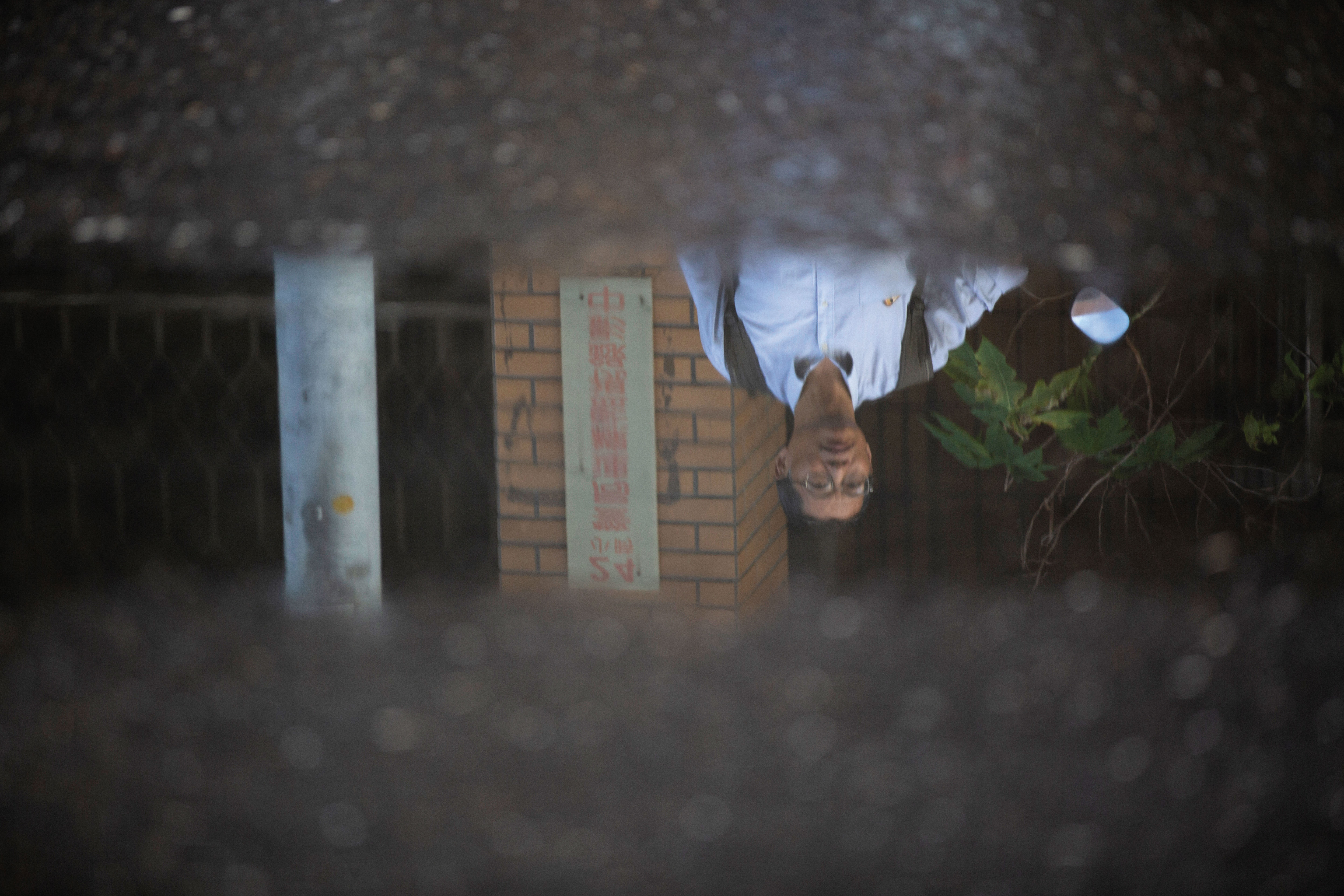 萬東平因為家暴官司遭境管，進退不得的他有如水中倒影，不知何去何從。