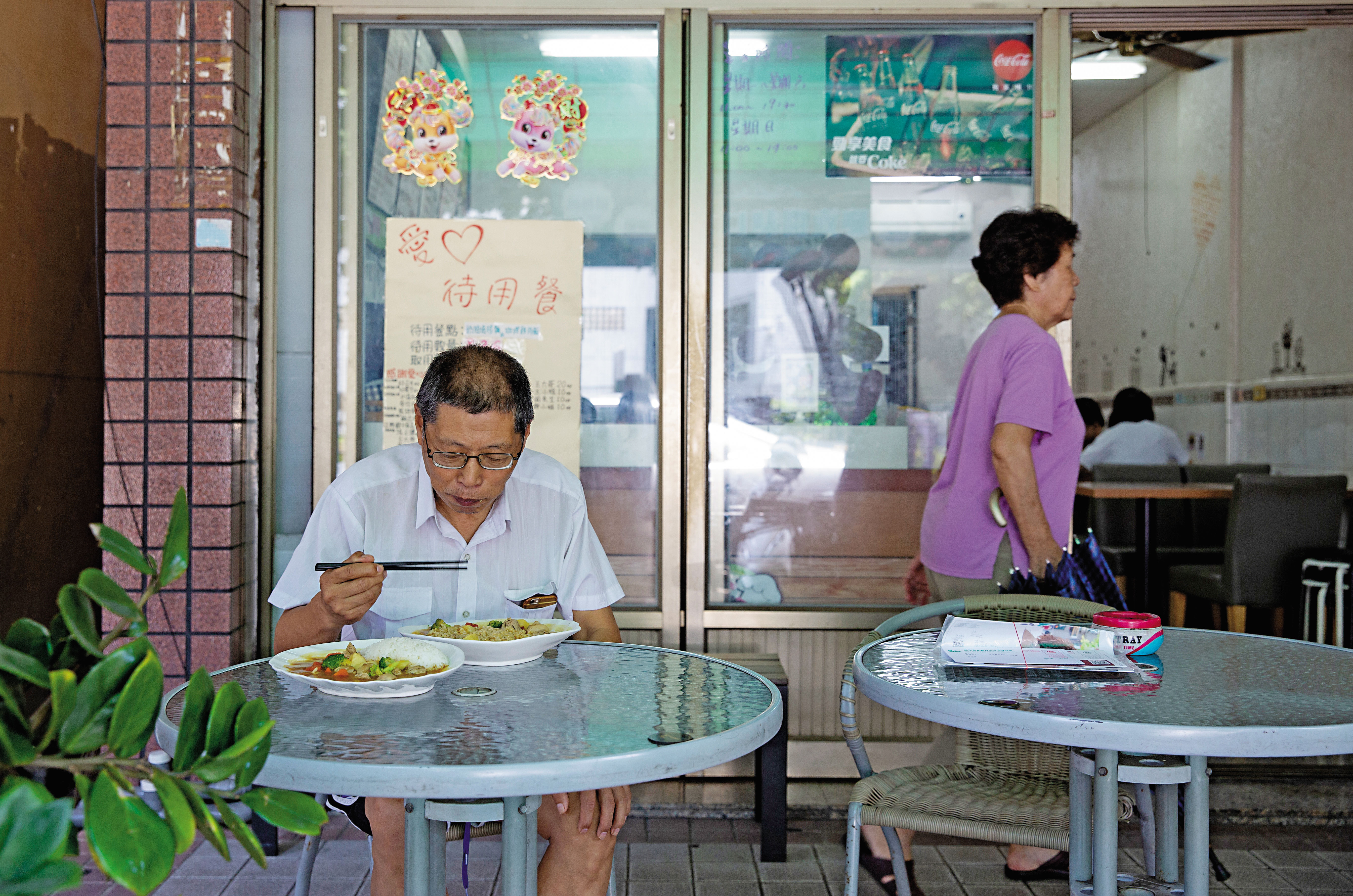 曾有近3億元資產的富商萬東平（左），如今不但露宿街頭，還靠愛心待用餐過活。