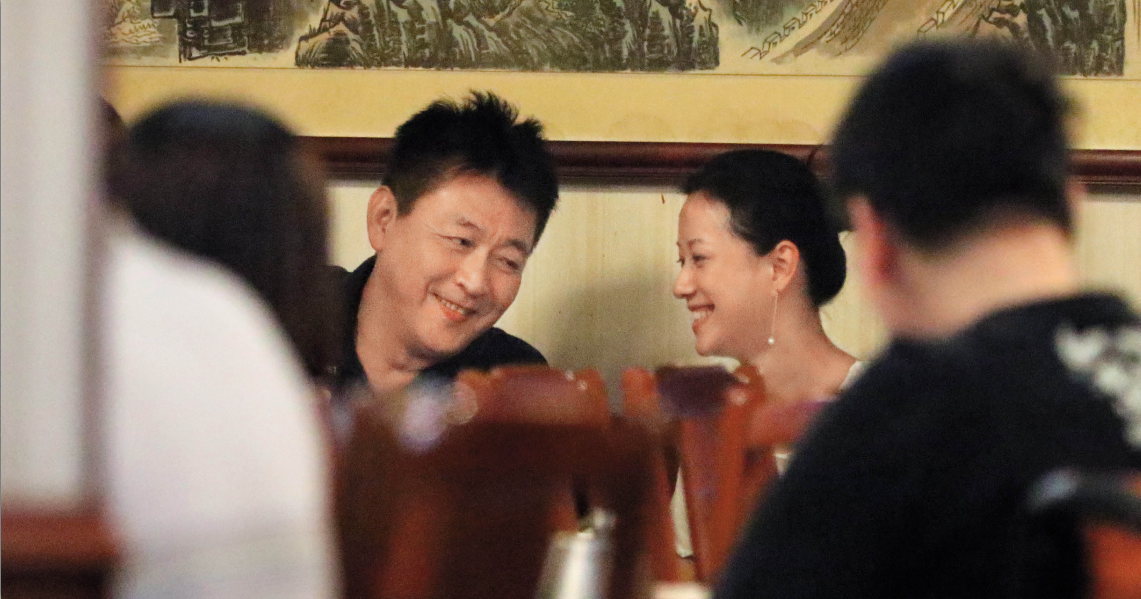 8月8日20：20，庹宗華（左）和倪虹潔（右）用餐氣氛愉快，酒酣耳熱之際頻頻交頭接耳。