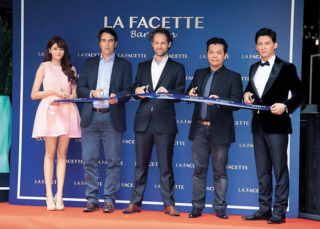 溫昇豪(右一)2016年首度跨足紅酒餐飲,開始參與投資餐酒館「La Facette酒窩」。(伊林提供)