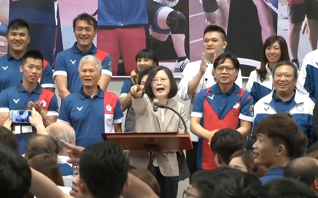 總統蔡英文一一點名在場的運動項目選手們，包含龍舟隊、體操隊、棒球隊、排球、自由車和克拉術等。（翻攝蔡英文總統粉絲專頁）