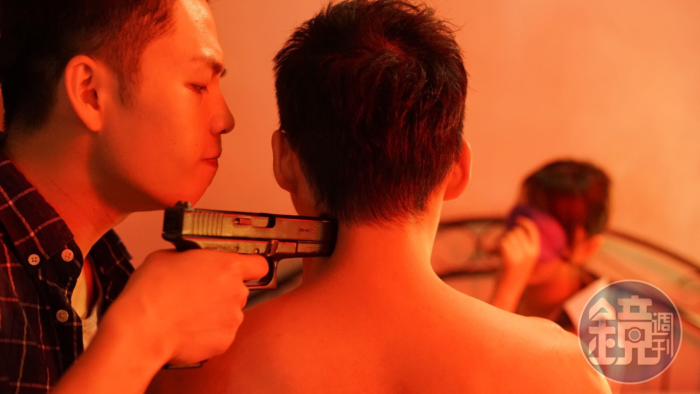 李鴻其被石頭逼瘋了拿槍反擊。（牽猴子提供）