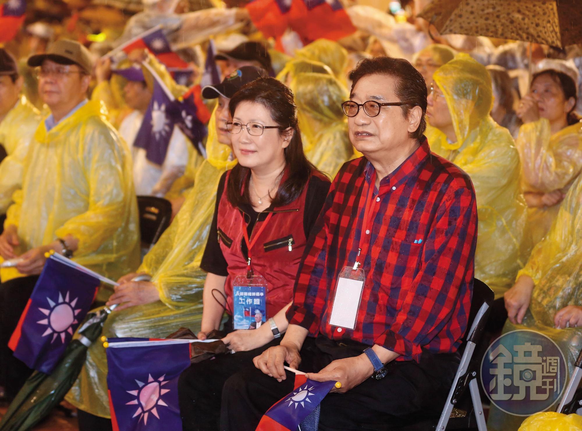 前國民黨立委李慶華涉嫌詐領公費助理薪資達上百萬元。妹妹李慶安則淡出政壇多時。