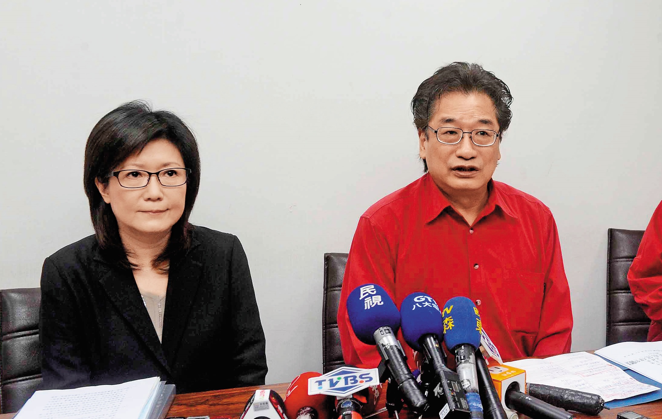 李慶華在1999年擔任新黨主席時，曾力推李敖角逐2000年總統寶座，妹妹李慶安擔任立委也力倡泛藍團結合作。（中央社）