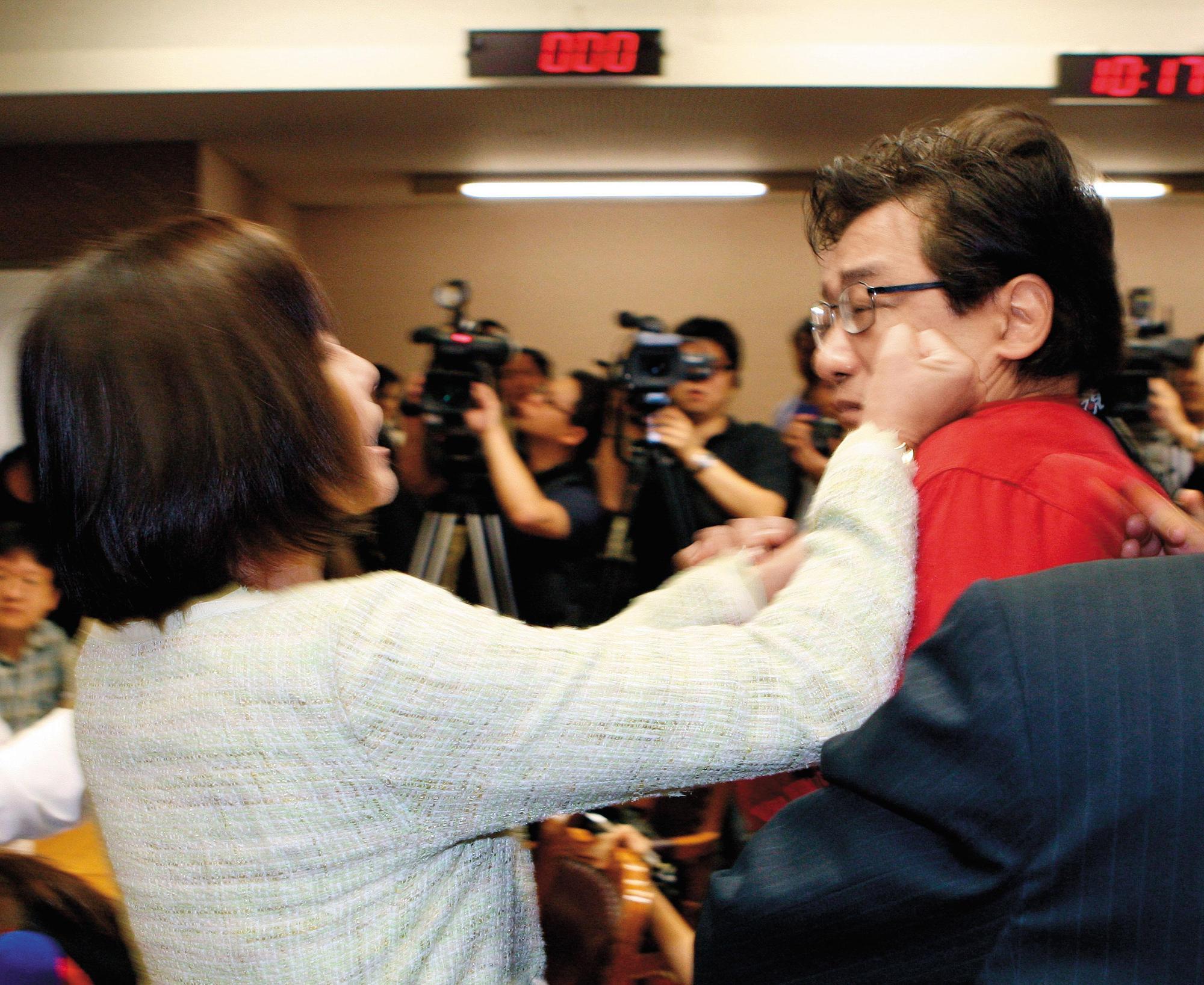 李慶華在立法院對立委邱議瑩說:「有點風度和家教嘛。」還反問:「妳還要打我嗎?」邱議瑩當眾甩了李慶華一巴掌,堅持不道歉。(中央社)