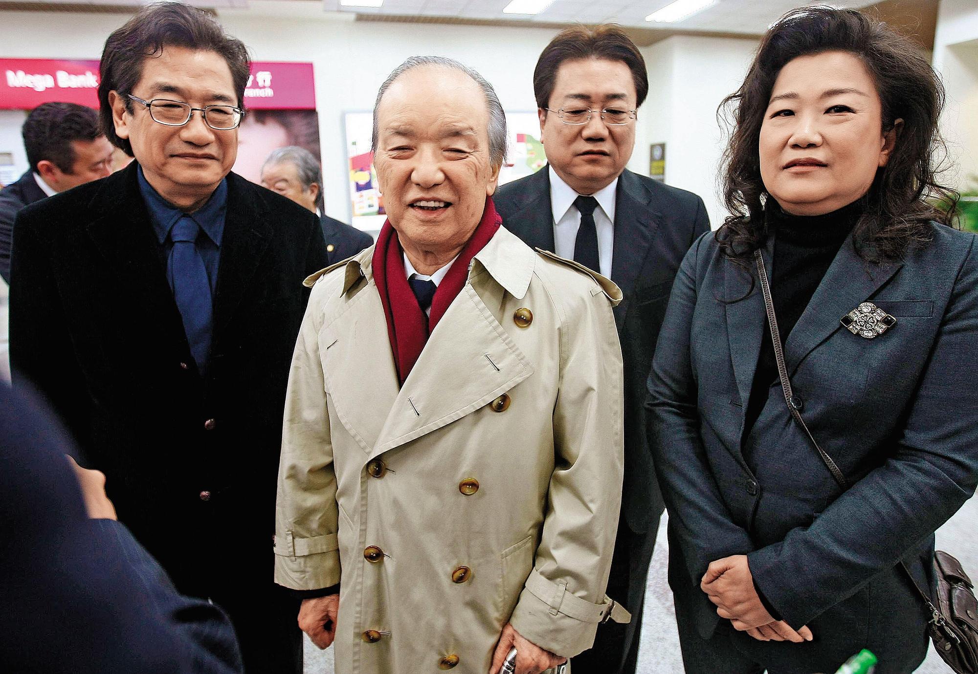 行政院長李煥育有4名子女,包括李慶中(右二)、李慶珠(右一)、李慶華(左一)及李慶安,個個在政壇一度都闖出一片天。(中央社)