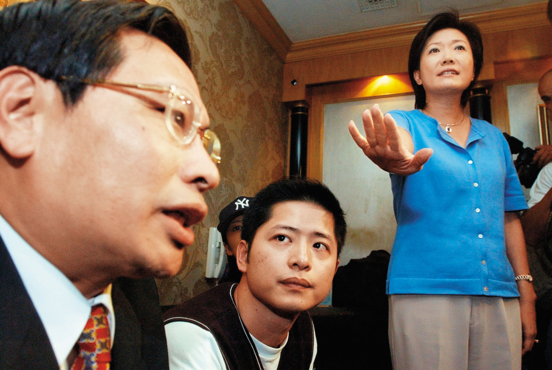 李慶安(右一)除雙重國籍案備受爭議,還烏龍爆出涂醒哲舔耳案,葬送政壇大好前景。(中央社)